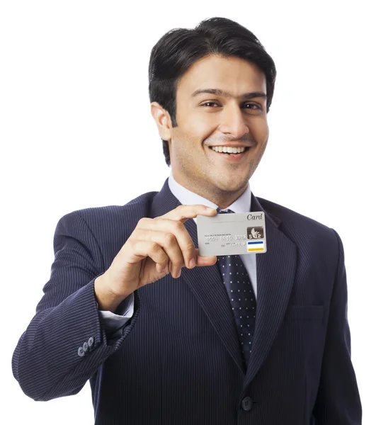 Homme d'affaires montrant une carte de crédit — Photo