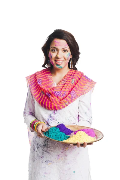 Женщина, держащая цвета Холи в тарелке — стоковое фото