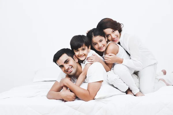 yatakta mutlu bir aile