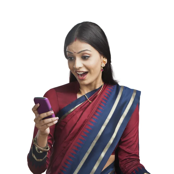 Mujer usando un teléfono celular — Foto de Stock