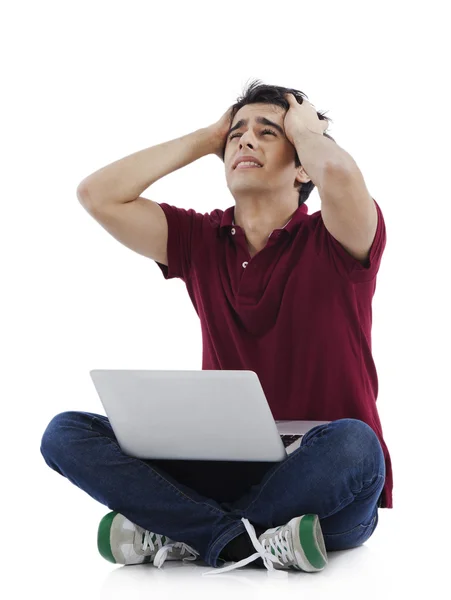 Mężczyzna patrząc na laptopa — Zdjęcie stockowe