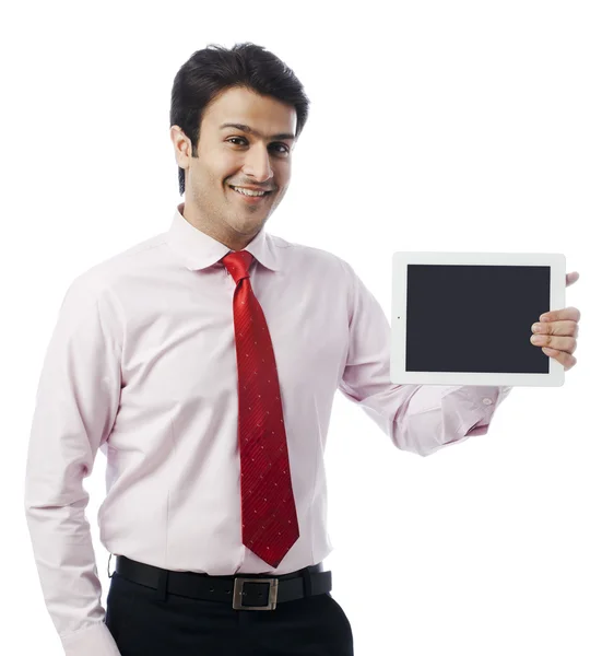 Homme d'affaires montrant une tablette numérique — Photo