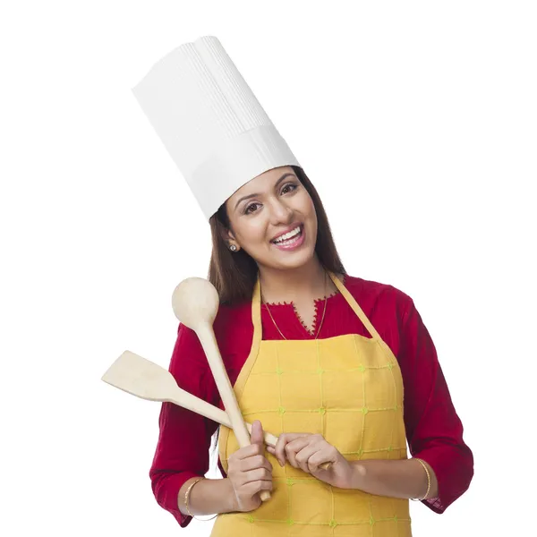 mutlu bir kadın tutarak bir spatula ve Kepçe