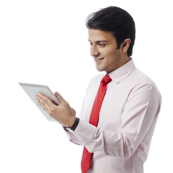 Empresário usando um tablet digital — Fotografia de Stock