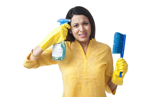 Mujer con una botella de spray — Foto de Stock