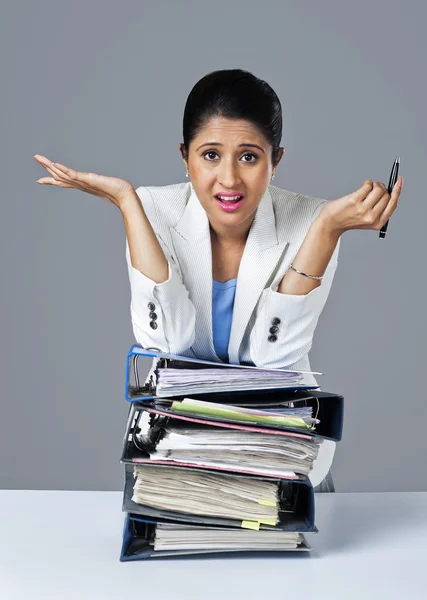 Affärskvinna lutande på en stack av filer — Stockfoto