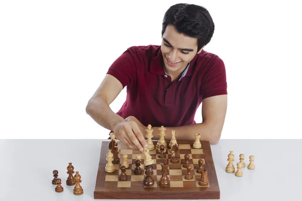 Homme jouant aux échecs — Photo