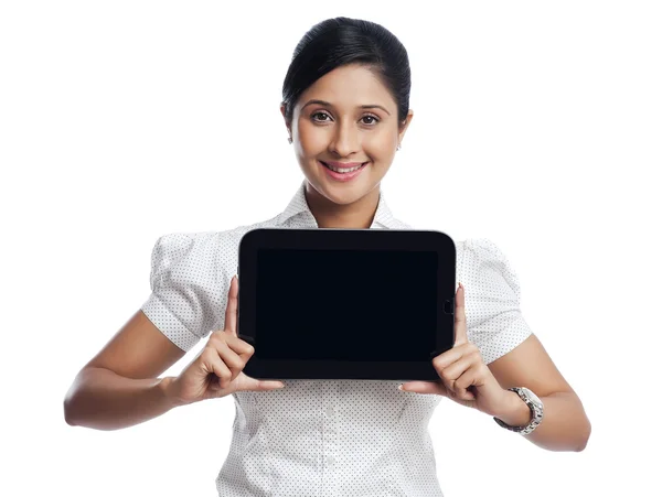 Donna d'affari che mostra un tablet digitale — Foto Stock