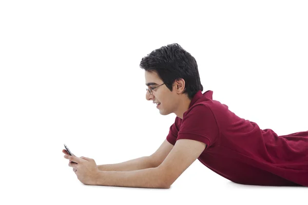 Muž používající mobilní telefon — Stock fotografie