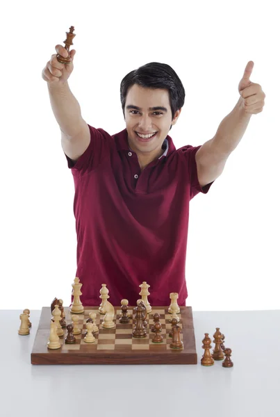 Człowiek wygranej gry w szachy — Zdjęcie stockowe