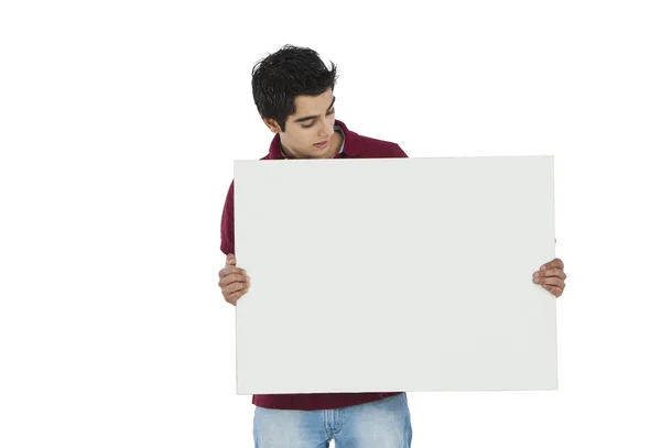 Homem olhando para um quadro branco — Fotografia de Stock
