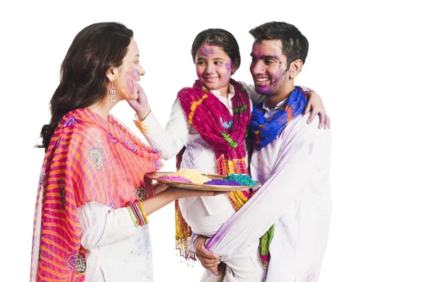 Familia celebrando el festival Holi — Foto de Stock