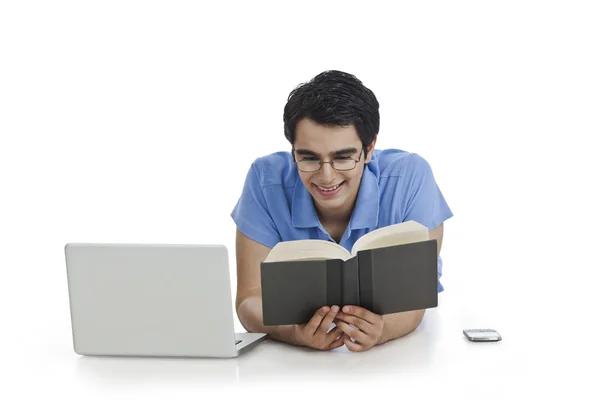 Man reading a book — Stock Photo, Image