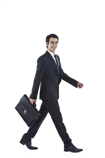 Empresário caminhando com segurando um saco — Fotografia de Stock
