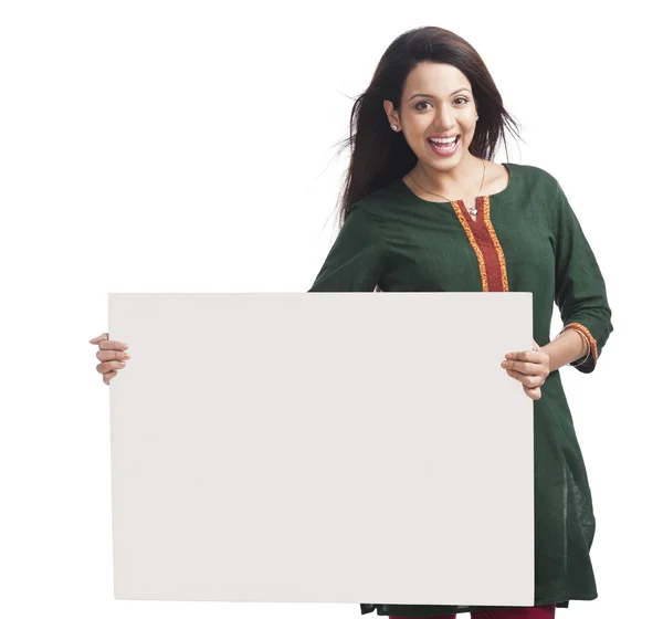 Frau hält Whiteboard in der Hand — Stockfoto