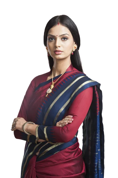 Hintli kadın içinde sari poz — Stok fotoğraf