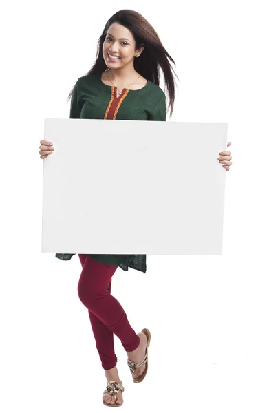 Mulher segurando um quadro branco — Fotografia de Stock