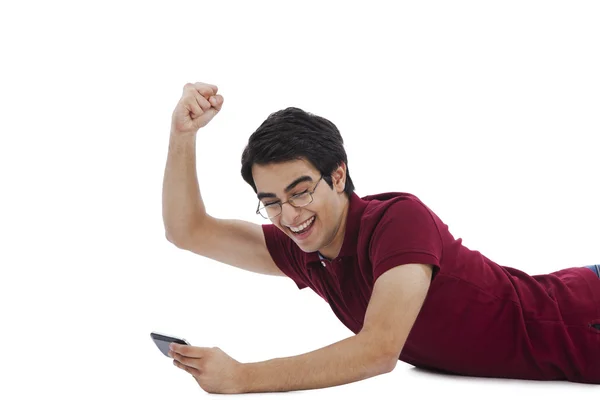 Homem jogando jogo em um telefone celular — Fotografia de Stock