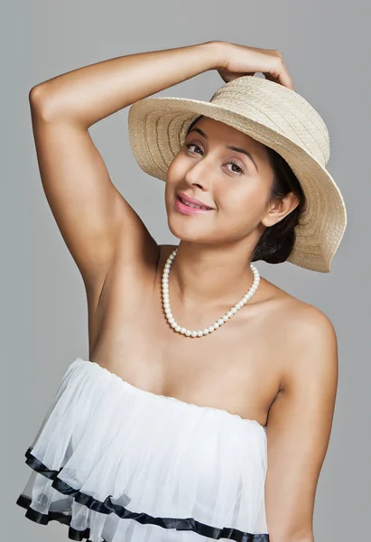 Mulher de chapéu branco posando — Fotografia de Stock