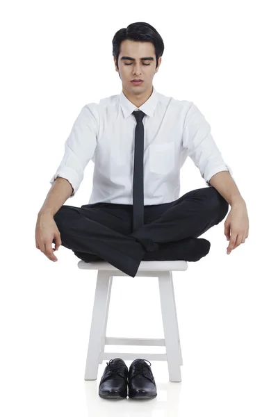 Affärsman mediterar — Stockfoto