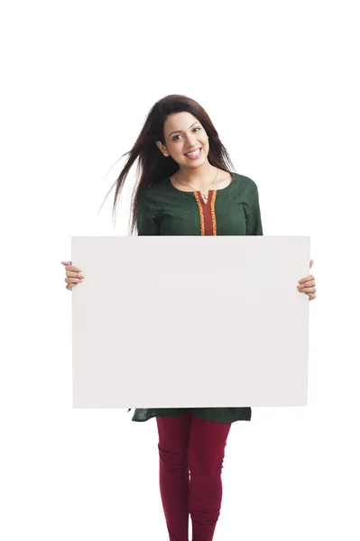 Mulher segurando um quadro branco — Fotografia de Stock
