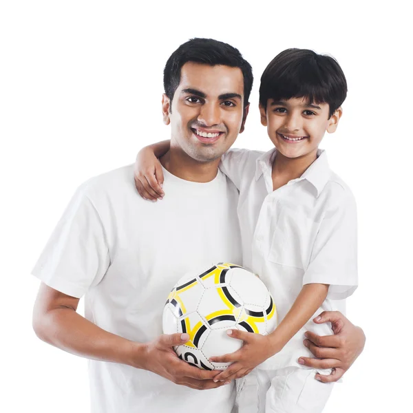 Vader en zoon met voetbal — Stockfoto