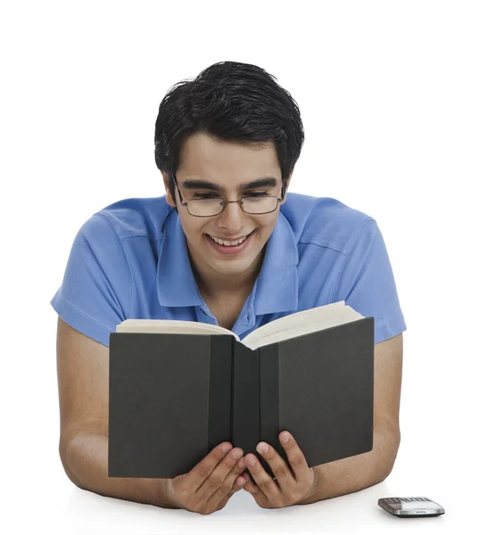 Uomo che legge un libro — Foto Stock