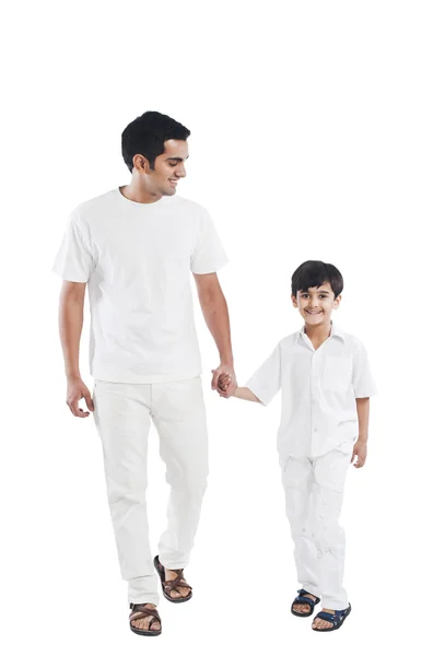 Otec a syn drží za ruce — Stock fotografie