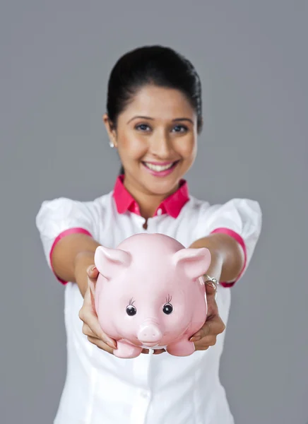 Mulher segurando um banco porquinho — Fotografia de Stock