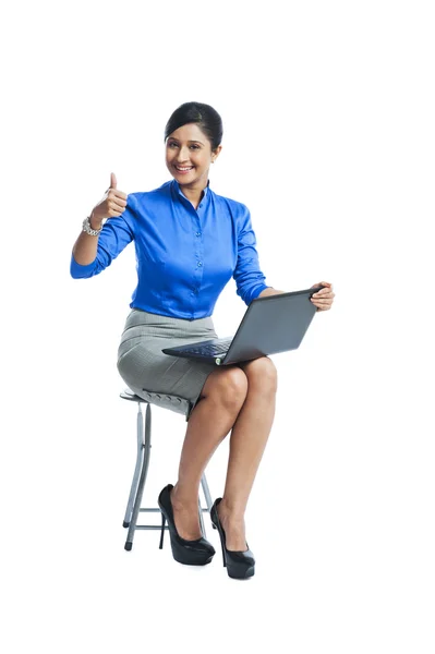 Zakenvrouw met een laptop — Stockfoto