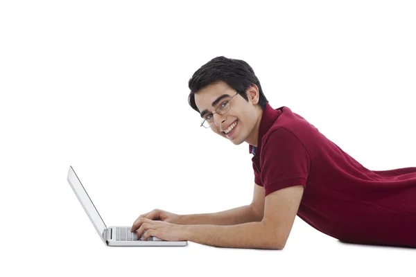 Laptopot használó férfi — Stock Fotó