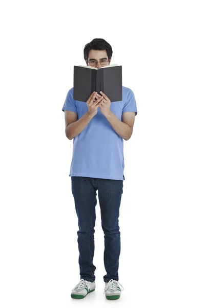 Uomo che legge un libro — Foto Stock