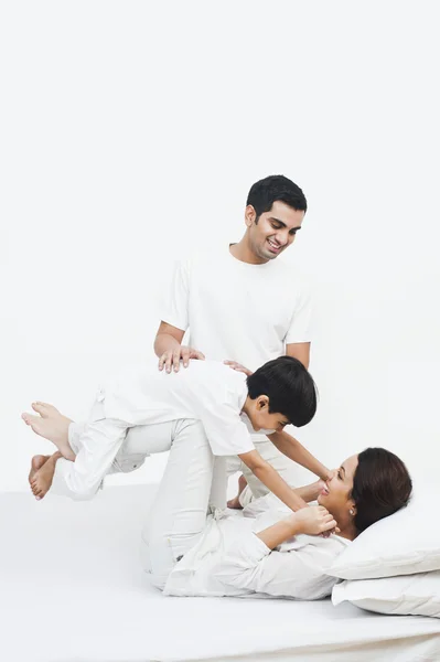 Genitori che giocano con il figlio — Foto Stock
