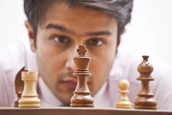 Επιχειρηματίας παίζοντας σκάκι — Φωτογραφία Αρχείου