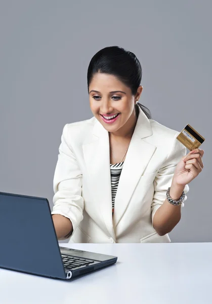 Businesswoman haciendo compras en línea — Foto de Stock