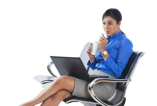 Forretningsdrivende kvinde ved hjælp af en bærbar computer - Stock-foto