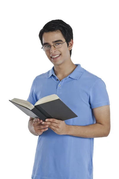 Hombre leyendo un libro — Foto de Stock