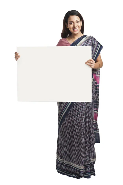 Mulher segurando em um quadro branco — Fotografia de Stock