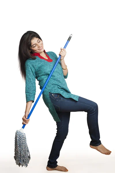 Mujer limpiando el piso con una fregona —  Fotos de Stock