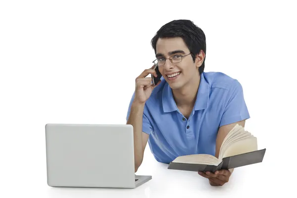 Hombre hablando en un teléfono móvil — Foto de Stock