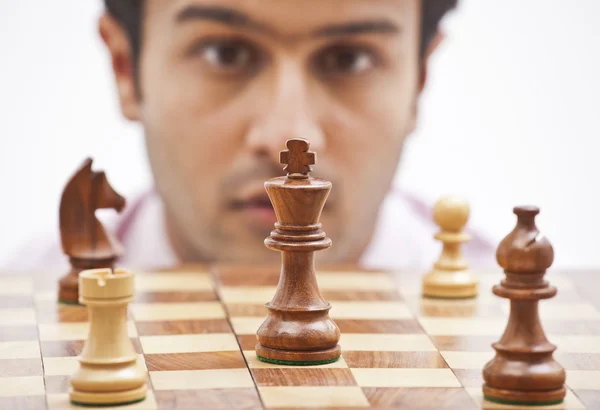 Liikemies pelaamassa shakkia — kuvapankkivalokuva