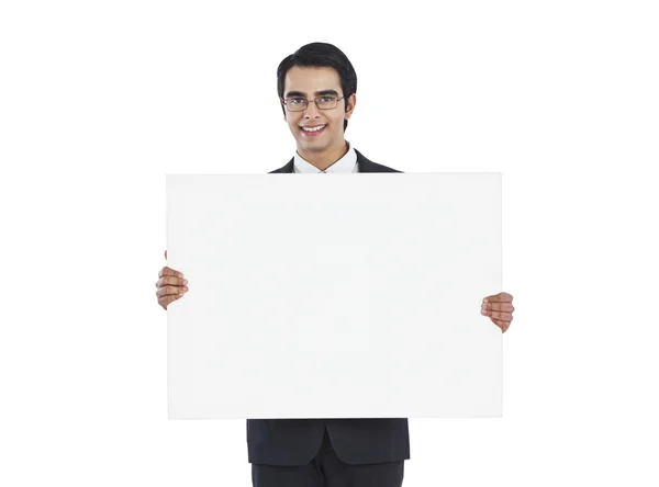 Empresário mostrando um cartaz em branco — Fotografia de Stock