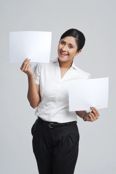 Empresária mostrando cartazes em branco — Fotografia de Stock