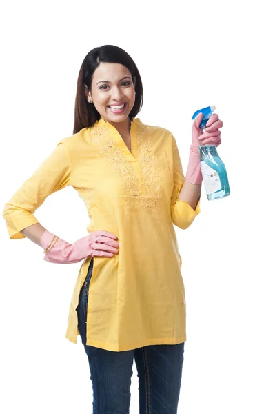 Donna che spruzza con un fluido detergente — Foto Stock