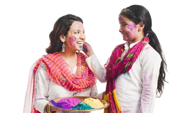Mulher celebrando festival Holi com sua filha — Fotografia de Stock