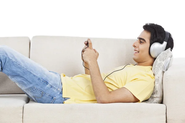 Man listening to music on a mobile phone — Stock Photo, Image