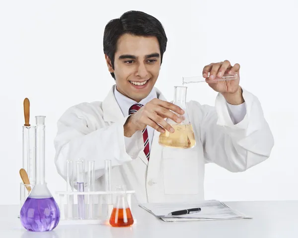 Scientist doing scientific experiment — Stock Photo, Image