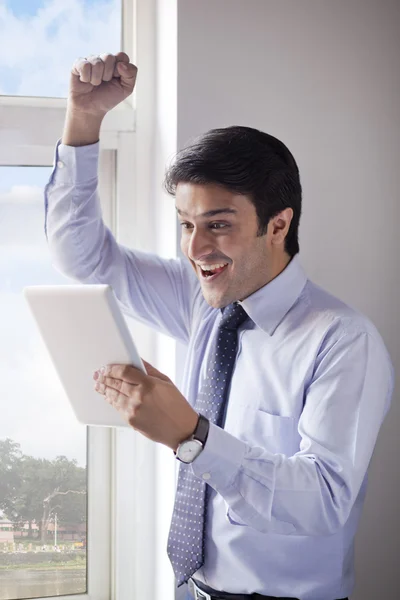 Zakenman met behulp van een digitale tablet — Stockfoto