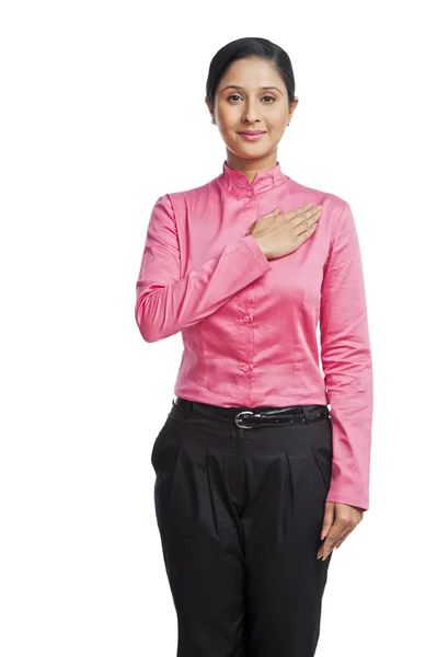 Affärskvinna med handen på hjärtat — Stockfoto