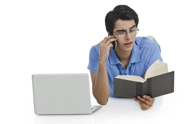 Homem falando em um telefone celular — Fotografia de Stock